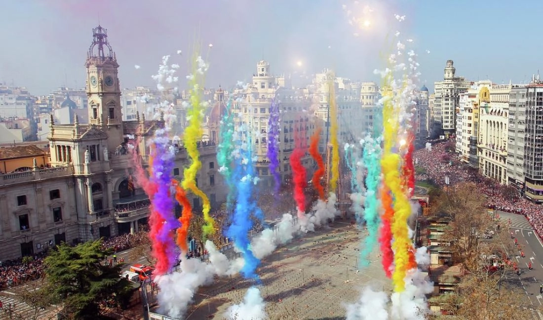 Fallas.-Mascletá-de-colores